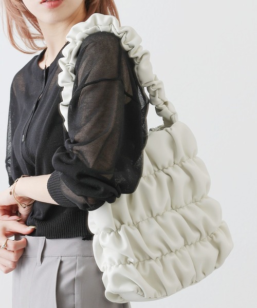 COLONY 2139（コロニートゥーワンスリーナイン）の「シャーリング縦型バッグ（トートバッグ・レディース・アイボリー/ブラック・FREE）」の2枚目の写真