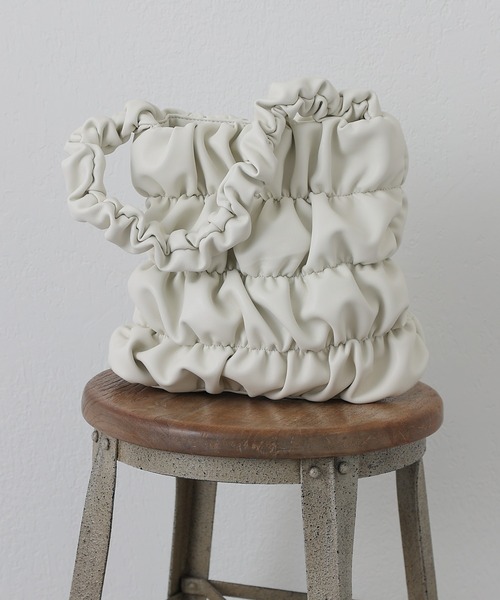 COLONY 2139（コロニートゥーワンスリーナイン）の「シャーリング縦型バッグ（トートバッグ・レディース・アイボリー/ブラック・FREE）」の15枚目の写真