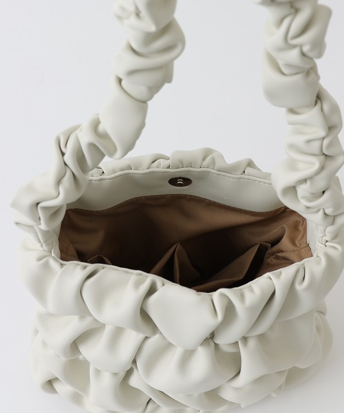 COLONY 2139（コロニートゥーワンスリーナイン）の「シャーリング縦型バッグ（トートバッグ・レディース・アイボリー/ブラック・FREE）」の18枚目の写真