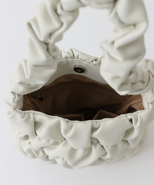 COLONY 2139（コロニートゥーワンスリーナイン）の「シャーリング縦型バッグ（トートバッグ・レディース・アイボリー/ブラック・FREE）」の6枚目の写真