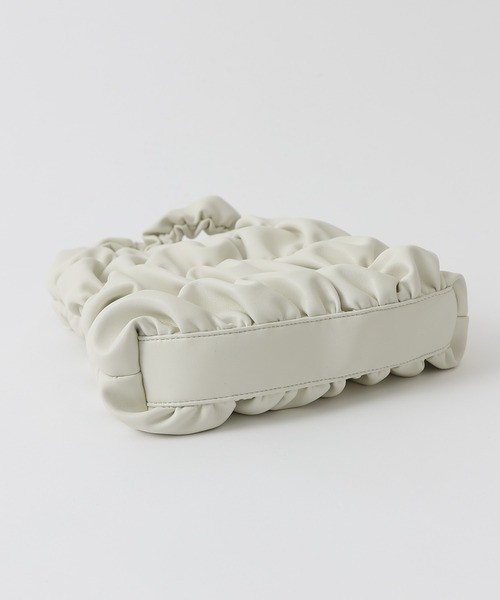 COLONY 2139（コロニートゥーワンスリーナイン）の「シャーリング縦型バッグ（トートバッグ・レディース・アイボリー/ブラック・FREE）」の4枚目の写真