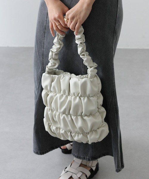 COLONY 2139（コロニートゥーワンスリーナイン）の「シャーリング縦型バッグ（トートバッグ・レディース・アイボリー/ブラック・FREE）」の13枚目の写真