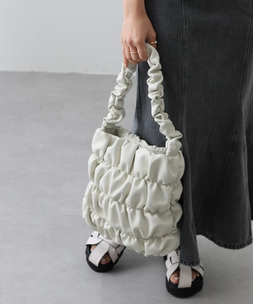 COLONY 2139（コロニートゥーワンスリーナイン）の「シャーリング縦型バッグ（トートバッグ・レディース・アイボリー/ブラック・FREE）」の11枚目の写真