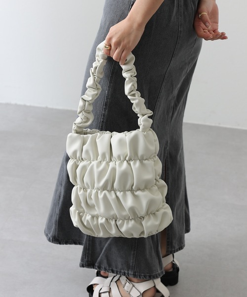 COLONY 2139（コロニートゥーワンスリーナイン）の「シャーリング縦型バッグ（トートバッグ・レディース・アイボリー/ブラック・FREE）」の7枚目の写真