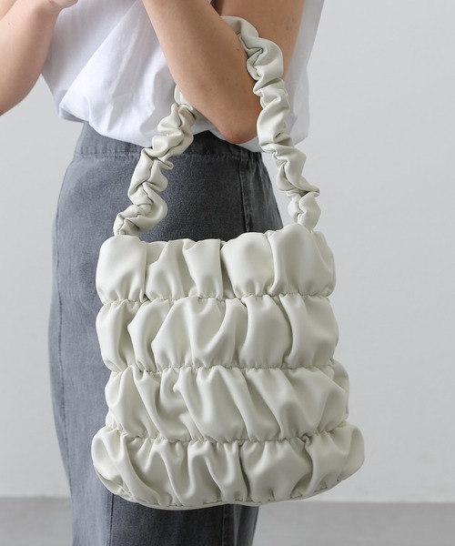 COLONY 2139（コロニートゥーワンスリーナイン）の「シャーリング縦型バッグ（トートバッグ・レディース・アイボリー/ブラック・FREE）」の20枚目の写真