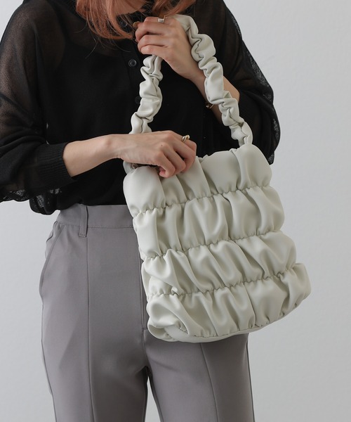 COLONY 2139（コロニートゥーワンスリーナイン）の「シャーリング縦型バッグ（トートバッグ・レディース・アイボリー/ブラック・FREE）」の22枚目の写真