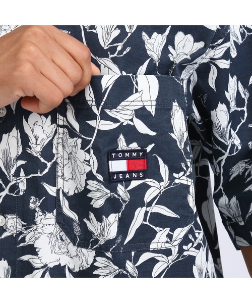 tommy jeans（トミー ジーンズ）の「【FESTIVAL CAPSULE COLLECTION】フラワープリントショートスリーブシャツ（シャツ/ブラウス・メンズ・ネイビー/ピンク・SMALL/MEDIUM/LARGE/X-LARGE）」の6枚目の写真