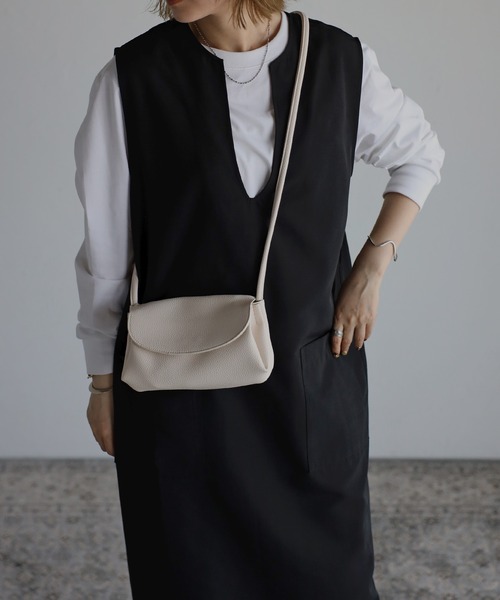 Bonjour Sagan（ボンジュールサガン）の「【2022 新作】スクエアミニショルダーバッグ（ショルダーバッグ・レディース・ブラック/ベージュ/オフホワイト・FREE）」の2枚目の写真