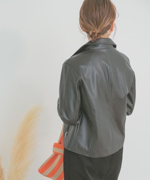 ITEMS URBANRESEARCH（アイテムズ アーバンリサーチ）の「フェイクレザーダブルライダースジャケット（ライダースジャケット・レディース・ブラック/ライトブラウン・MEDIUM/SMALL）」の14枚目の写真