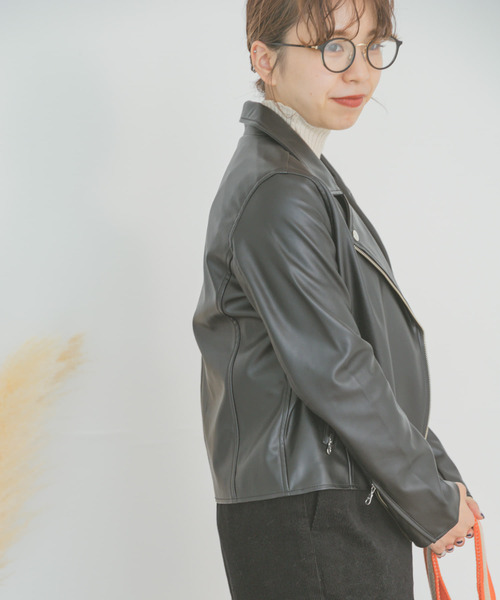 ITEMS URBANRESEARCH（アイテムズ アーバンリサーチ）の「フェイクレザーダブルライダースジャケット（ライダースジャケット・レディース・ブラック/ライトブラウン・MEDIUM/SMALL）」の15枚目の写真