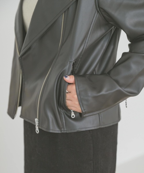 ITEMS URBANRESEARCH（アイテムズ アーバンリサーチ）の「フェイクレザーダブルライダースジャケット（ライダースジャケット・レディース・ブラック/ライトブラウン・MEDIUM/SMALL）」の22枚目の写真