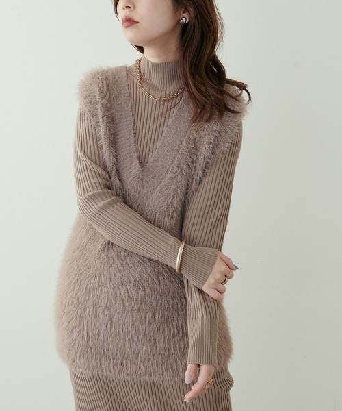 natural couture(ナチュラルクチュール)の「大人ナチュ/リブニットワンピース×フェザーベストセット(ワンピース・レディース・オフホワイト/グレイッシュベージュ/ブラック/ブラウン・FREE)」の4枚目の写真