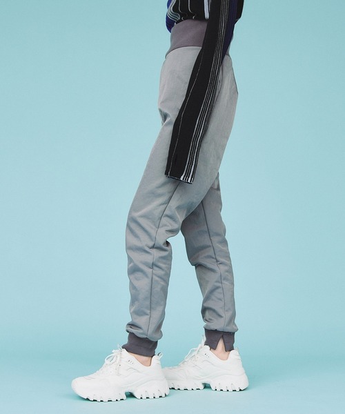 casane(カサネ)の「ハイウエストパラシュートパンツ(その他パンツ・レディース・グレー/ブラック・1/2)」の4枚目の写真