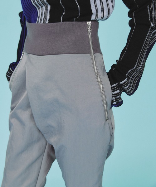 casane(カサネ)の「ハイウエストパラシュートパンツ(その他パンツ・レディース・グレー/ブラック・1/2)」の7枚目の写真