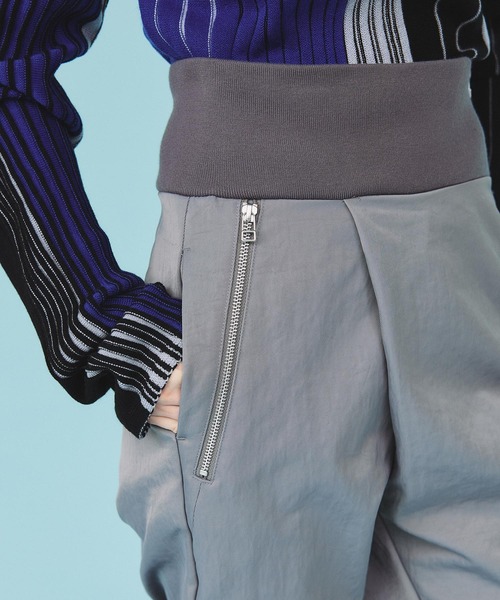 casane(カサネ)の「ハイウエストパラシュートパンツ(その他パンツ・レディース・グレー/ブラック・1/2)」の8枚目の写真