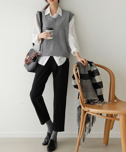 Doux Belle（ドゥーベル）の「シンプルVネックニットベスト（ベスト・レディース・ベージュ/ブラウン/グレー/ブラック/オートミール・MEDIUM/LARGE/X-LARGE/SMALL）」の6枚目の写真