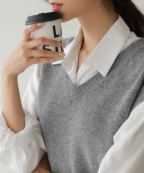 Doux Belle（ドゥーベル）の「シンプルVネックニットベスト（ベスト・レディース・ベージュ/ブラウン/グレー/ブラック/オートミール・MEDIUM/LARGE/X-LARGE/SMALL）」の15枚目の写真