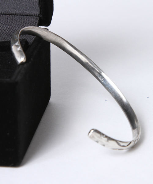 AMERICAN RAG CIE(アメリカンラグシー)の「AMERICAN RAG CIE × THEFT スターリングシルバスタンプバングル(バングル/リストバンド・メンズ・シルバー・FREE)」の4枚目の写真