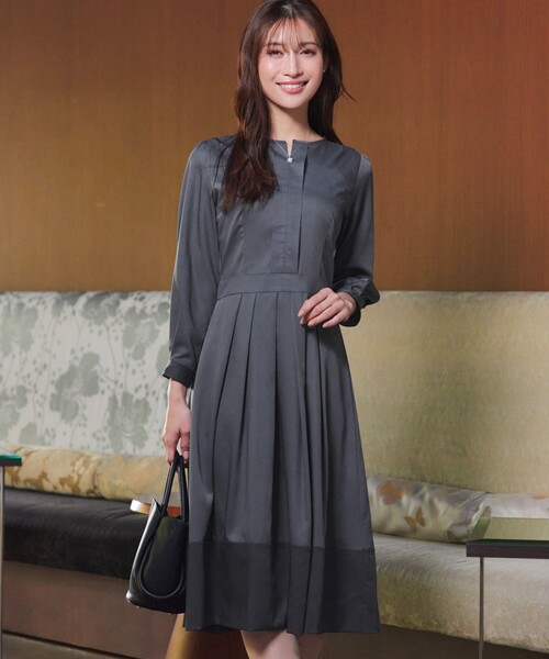 Tiaclasse（ティアクラッセ）の「キーネックフレアワンピース（ワンピース・レディース・ピンク系その他/ブラック系その他/モカ/ネイビー/ネイビー系/サックスブルー系/ブラック/ピンク/グレー系その他・7号/9号/11号/5号）」の3枚目の写真