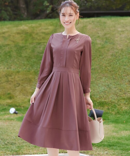 Tiaclasse（ティアクラッセ）の「キーネックフレアワンピース（ワンピース・レディース・ピンク系その他/ブラック系その他/モカ/ネイビー/ネイビー系/サックスブルー系/ブラック/ピンク/グレー系その他・7号/9号/11号/5号）」の8枚目の写真