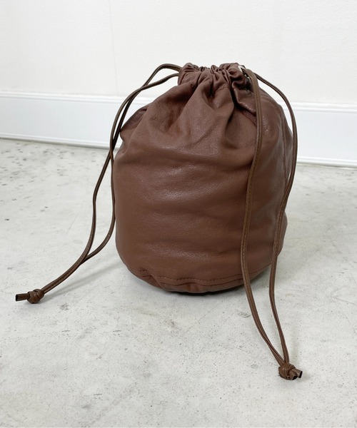 StyleSea(スタイルシー)の「ミニ巾着ポーチバッグ(ハンドバッグ・レディース・ブラウン/ブラック/アイボリー・FREE)」の4枚目の写真