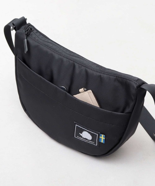 撥水ナイロン 軽量 ミニ バナナ ショルダーバッグ（ショルダーバッグ