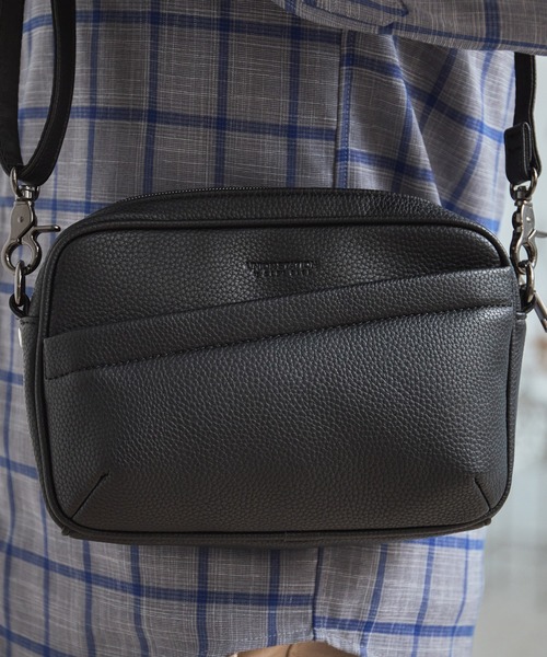 UNION STATION（ユニオンステーション）の「シンセティックレザー型押しミニショルダーバッグ / カメラバッグ（ショルダーバッグ・メンズ・ブラック系その他/ブラック・FREE）」の6枚目の写真