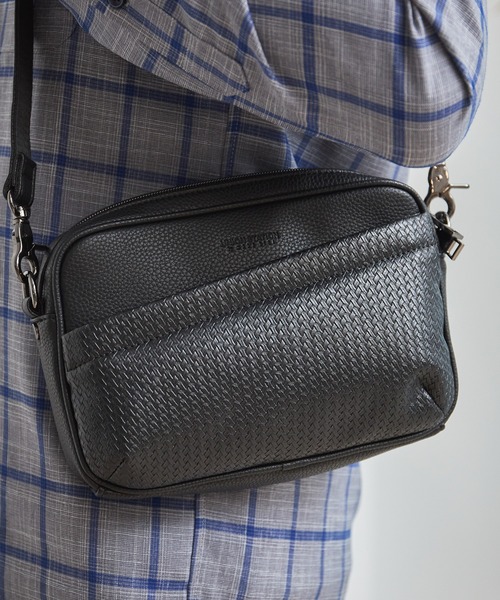 UNION STATION（ユニオンステーション）の「シンセティックレザー型押しミニショルダーバッグ / カメラバッグ（ショルダーバッグ・メンズ・ブラック系その他/ブラック・FREE）」の10枚目の写真