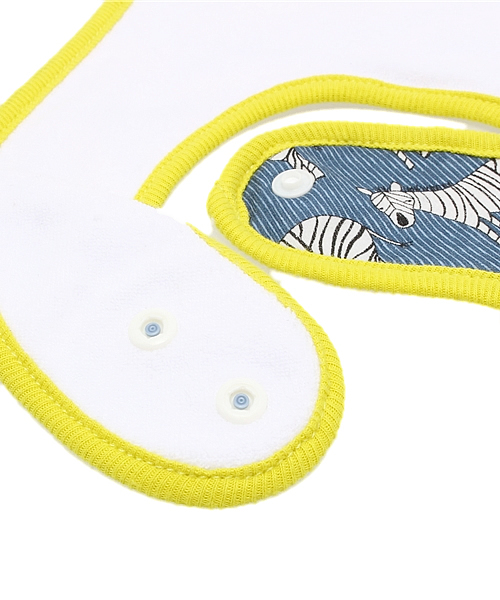 green label relaxing(グリーンレーベルリラクシング)の「Andover Fabrics ゼブラプリントビブ(スタイ/よだれかけ・キッズ・イエロー/ネイビー・フリー)」の6枚目の写真