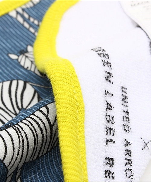 green label relaxing(グリーンレーベルリラクシング)の「Andover Fabrics ゼブラプリントビブ(スタイ/よだれかけ・キッズ・イエロー/ネイビー・フリー)」の3枚目の写真