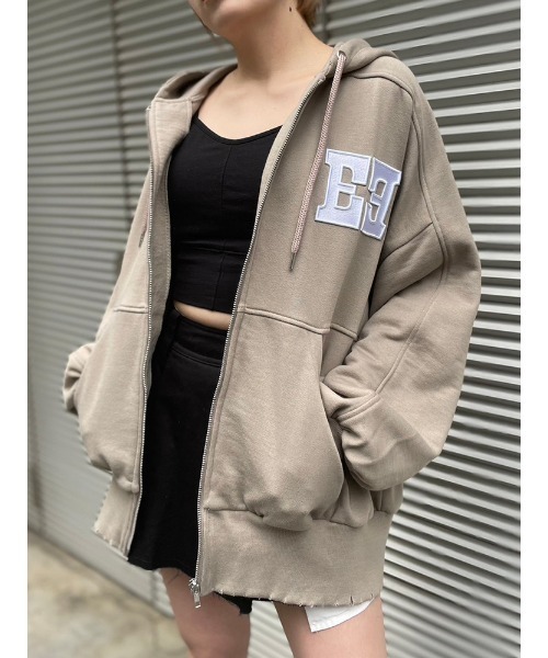 ENVYM（アンビー）の「Eロゴジップパーカー（パーカー・レディース・ブラック/ブルー/ベージュ/ホワイト・FREE）」の4枚目の写真