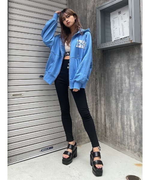 ENVYM（アンビー）の「Eロゴジップパーカー（パーカー・レディース・ブラック/ブルー/ベージュ/ホワイト・FREE）」の9枚目の写真