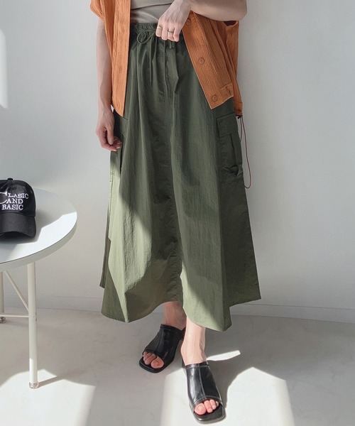 AS KNOW AS plus（アズノゥアズプラス）の「〇ナイロンカーゴフレアロングスカート（スカート・レディース・カーキ/ブラック/オフホワイト・FREE）」の5枚目の写真