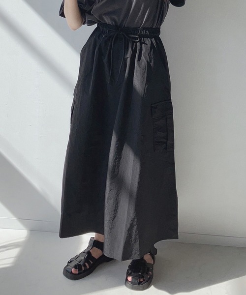 AS KNOW AS plus（アズノゥアズプラス）の「〇ナイロンカーゴフレアロングスカート（スカート・レディース・カーキ/ブラック/オフホワイト・FREE）」の7枚目の写真