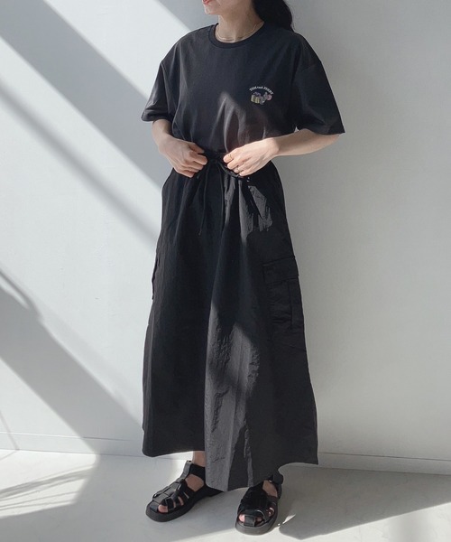 AS KNOW AS plus（アズノゥアズプラス）の「〇ナイロンカーゴフレアロングスカート（スカート・レディース・カーキ/ブラック/オフホワイト・FREE）」の4枚目の写真