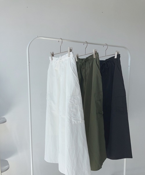 AS KNOW AS plus（アズノゥアズプラス）の「〇ナイロンカーゴフレアロングスカート（スカート・レディース・カーキ/ブラック/オフホワイト・FREE）」の9枚目の写真