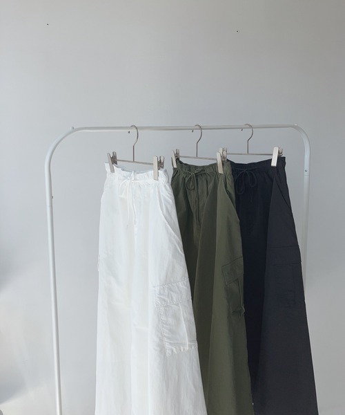 AS KNOW AS plus（アズノゥアズプラス）の「〇ナイロンカーゴフレアロングスカート（スカート・レディース・カーキ/ブラック/オフホワイト・FREE）」の6枚目の写真