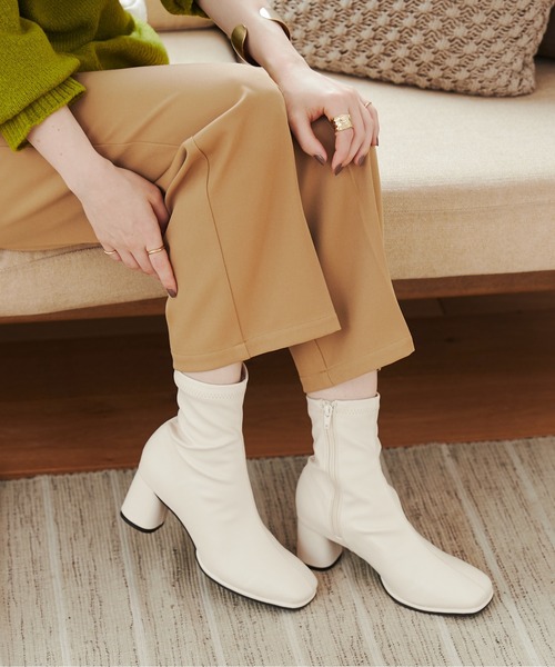 ANGIE（アンジー）の「スクエアトゥストレッチブーツ（ブーツ・レディース・アイボリー/ブラック・MEDIUM/LARGE/X-LARGE）」の2枚目の写真