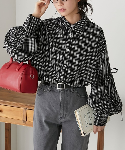 BONLECILL(ボンルシール)の「袖リボンボリュームスリーブオーバーシャツ(シャツ/ブラウス・レディース・オフホワイト/ネイビー系1/ブラック系1/ブルー/レッド/ブラック系2/ピンク/ブラック系その他/レッド系/ネイビー系2/ネイビー系3・FREE)」の5枚目の写真