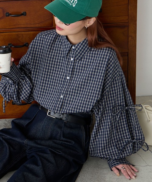 BONLECILL(ボンルシール)の「袖リボンボリュームスリーブオーバーシャツ(シャツ/ブラウス・レディース・オフホワイト/ネイビー系1/ブラック系1/ブルー/レッド/ブラック系2/ピンク/ブラック系その他/レッド系/ネイビー系2/ネイビー系3・FREE)」の9枚目の写真