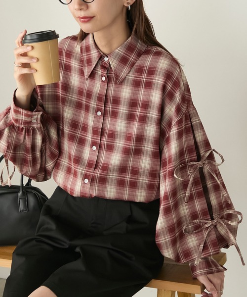 BONLECILL(ボンルシール)の「袖リボンボリュームスリーブオーバーシャツ(シャツ/ブラウス・レディース・オフホワイト/ネイビー系1/ブラック系1/ブルー/レッド/ブラック系2/ピンク/ブラック系その他/レッド系/ネイビー系2/ネイビー系3・FREE)」の11枚目の写真