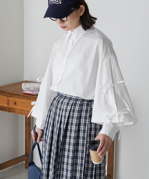 BONLECILL(ボンルシール)の「袖リボンボリュームスリーブオーバーシャツ(シャツ/ブラウス・レディース・オフホワイト/ネイビー系1/ブラック系1/ブルー/レッド/ブラック系2/ピンク/ブラック系その他/レッド系/ネイビー系2/ネイビー系3・FREE)」の20枚目の写真