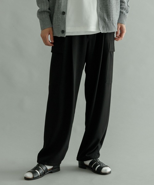 URBAN RESEARCH（アーバンリサーチ）の「ダブルクロスワンタックカーゴパンツ（カーゴパンツ・メンズ・オリーブ/ブラウン/ブラック/グレー系その他・LARGE/MEDIUM）」の2枚目の写真