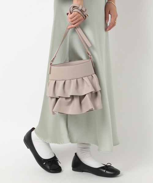 MIAN （ミアン）の「【MIAN】フェイクレザーフェミニンショルダーバッグ 2231-239-1（ショルダーバッグ・レディース・グレイッシュベージュ/ブルー/ブラック・FREE）」の2枚目の写真