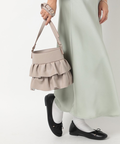 MIAN （ミアン）の「【MIAN】フェイクレザーフェミニンショルダーバッグ 2231-239-1（ショルダーバッグ・レディース・グレイッシュベージュ/ブルー/ブラック・FREE）」の16枚目の写真