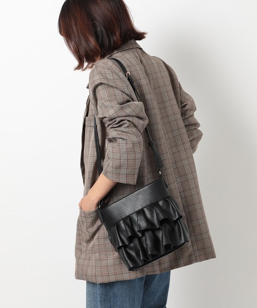 MIAN （ミアン）の「【MIAN】フェイクレザーフェミニンショルダーバッグ 2231-239-1（ショルダーバッグ・レディース・グレイッシュベージュ/ブルー/ブラック・FREE）」の10枚目の写真