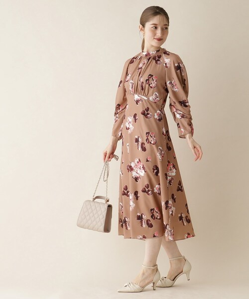 index(インデックス)の「◆フラワープリント スリットスリーブワンピース【洗濯機洗い可】(ワンピース・レディース・チャコール/ベージュ系・38/40/36)」の5枚目の写真