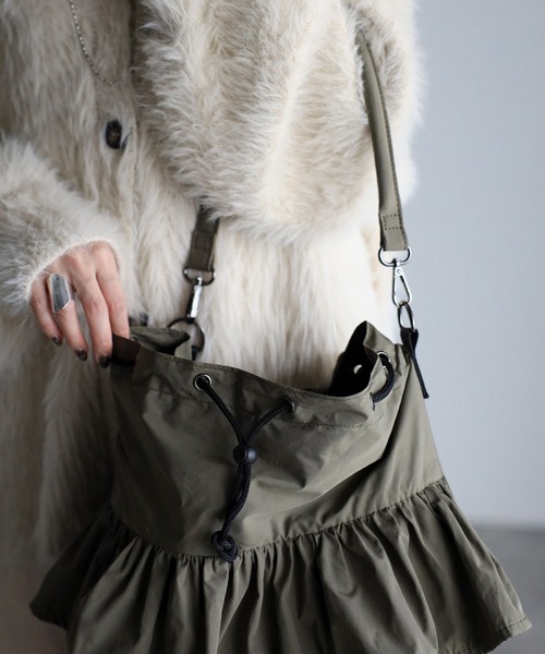 GUSCIO(グッシオ)の「【グッシオベーシック】フリルショルダーバッグ 2WAY 巾着(ショルダーバッグ・レディース・ベージュ/カーキ/ブラック・FREE)」の7枚目の写真