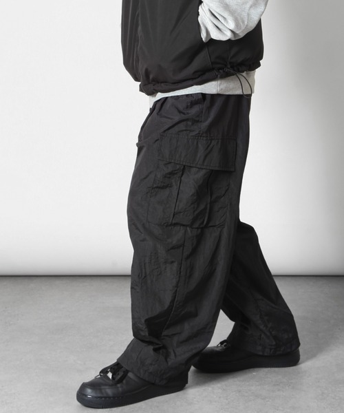ROOT THREE(ルートスリー)の「【ROOT THREE】ナイロンテック 裏メッシュバルーンカーゴパンツ(カーゴパンツ・メンズ・カーキ/グレー/ベージュ/ブラック・MEDIUM/LARGE/X-LARGE)」の2枚目の写真