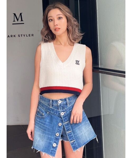 GYDA(ジェイダ)の「Square gyda Vネックラインニットトップス(ニット/セーター・レディース・グレー/オフホワイト・FREE)」の1枚目の写真